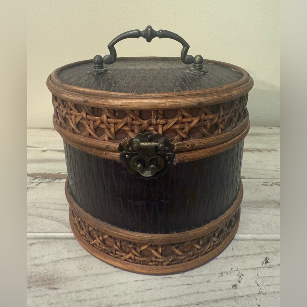 Vintage Handcrafted Wooden Circular Trinket Keepsake Box With Handle